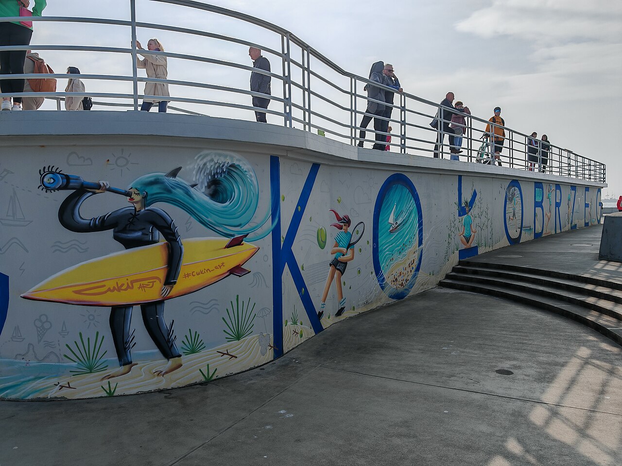 Molo w Kołobrzegu z malowanym napisem Kołobrzeg