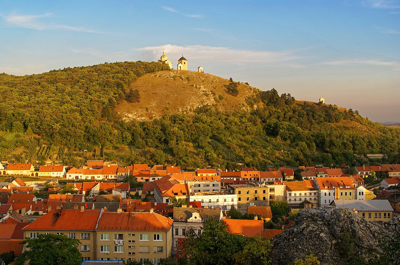 Svatý kopeček nad Mikulovem s kaplí svatého Šebestiána ve večerním světle