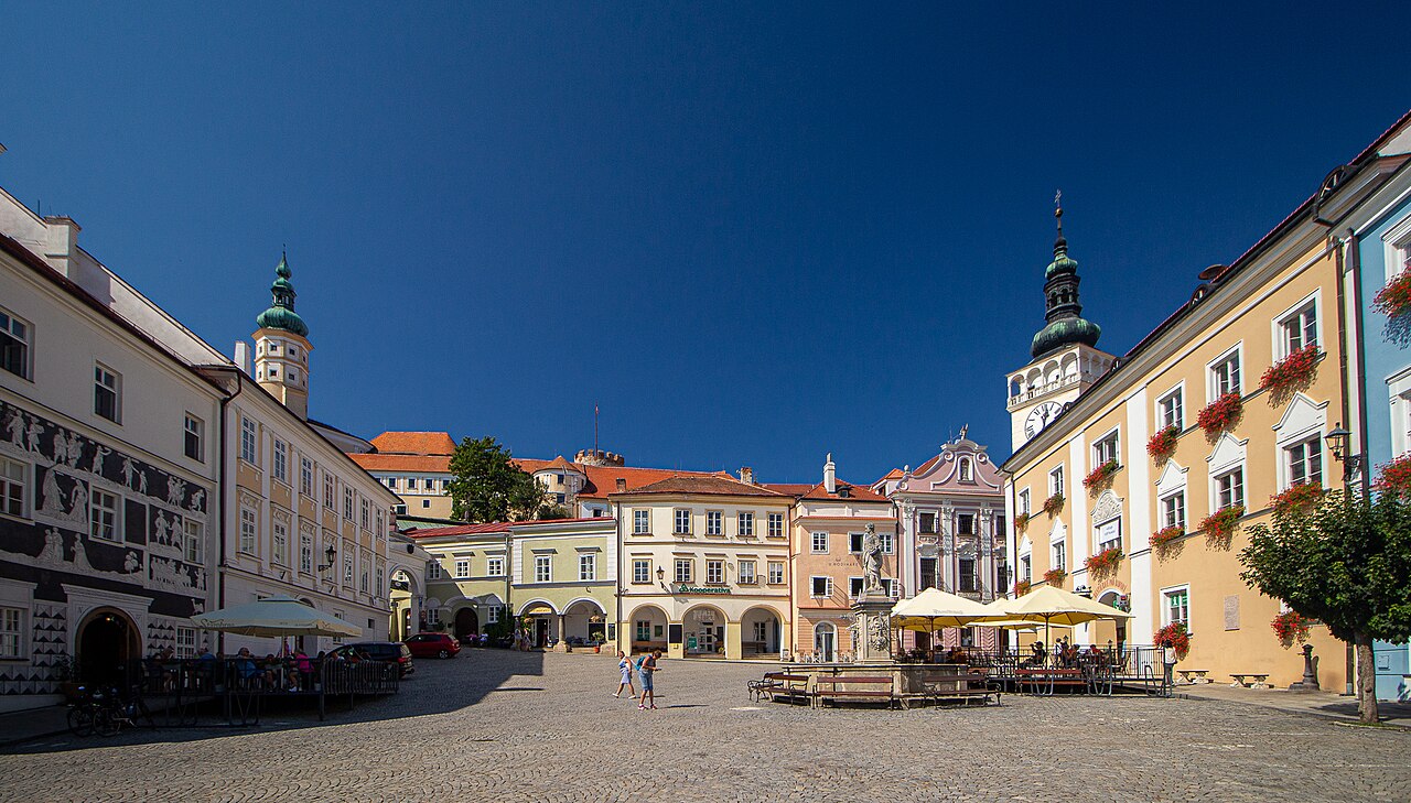 Mikulovské náměstí s věží zámku a radnice, sgrafitovým domem U Rytířů a předzahrádkami