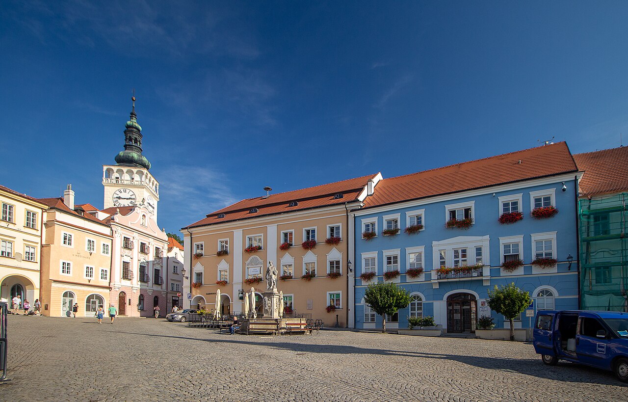 Mikulovské náměstí s radnicí a věží kostela sv. Václava