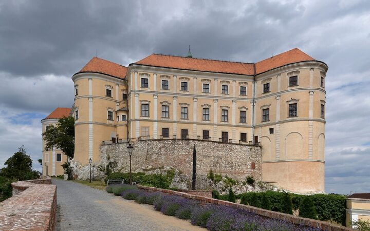 Zámek Mikulov: prohlídky, obří sud, zahrada a vstupné