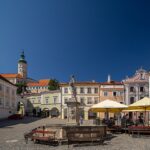 Náměstí v Mikulově s posezením restaurací a věží kostela sv. Václava