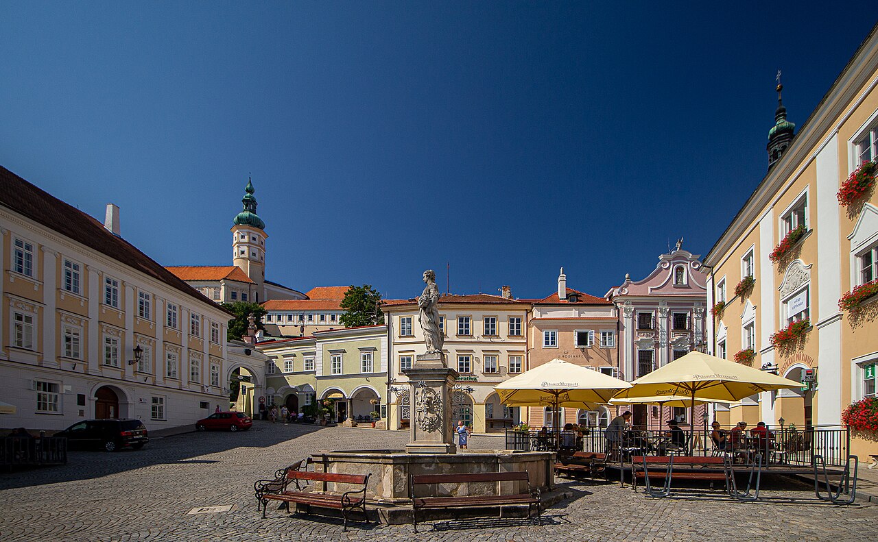 Náměstí v Mikulově s posezením restaurací a věží kostela sv. Václava