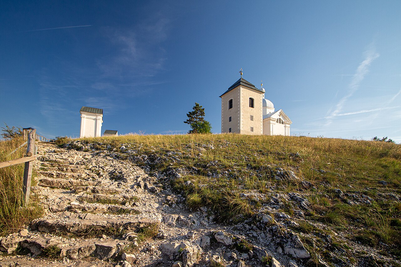 Kamenitá cesta na vrchol Svatého kopečku v Mikulově se zvonicí a kaplí sv. Šebestiána