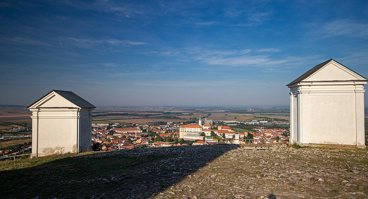 Výhled z vrcholu Svatého kopečku na Mikulov a zámek mezi dvěma kapličkami
