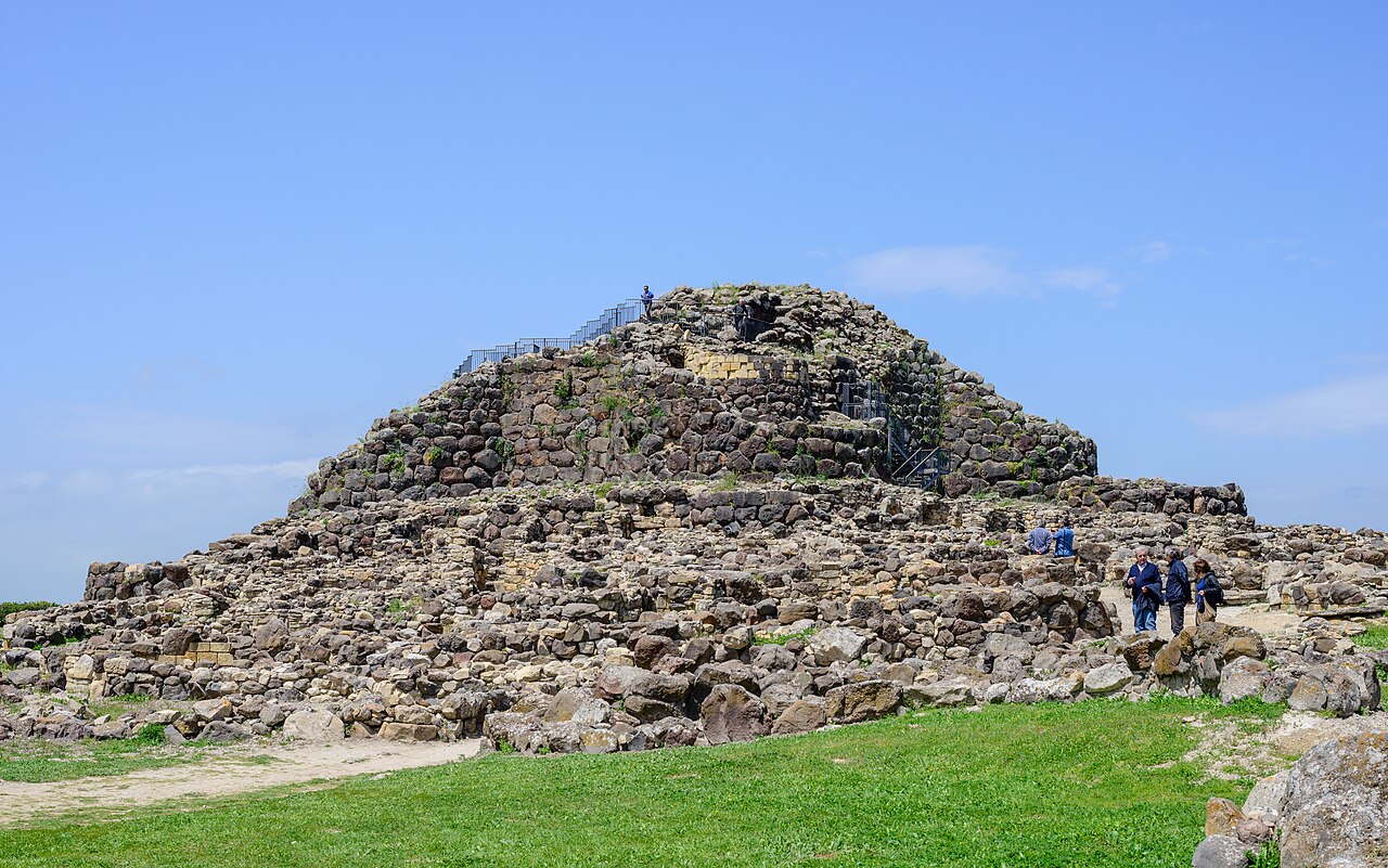 Nuraghe Su Nuraxi u Barumini, kamenná pevnost z doby bronzové s centrální věží a schodištěm pro návštěvníky