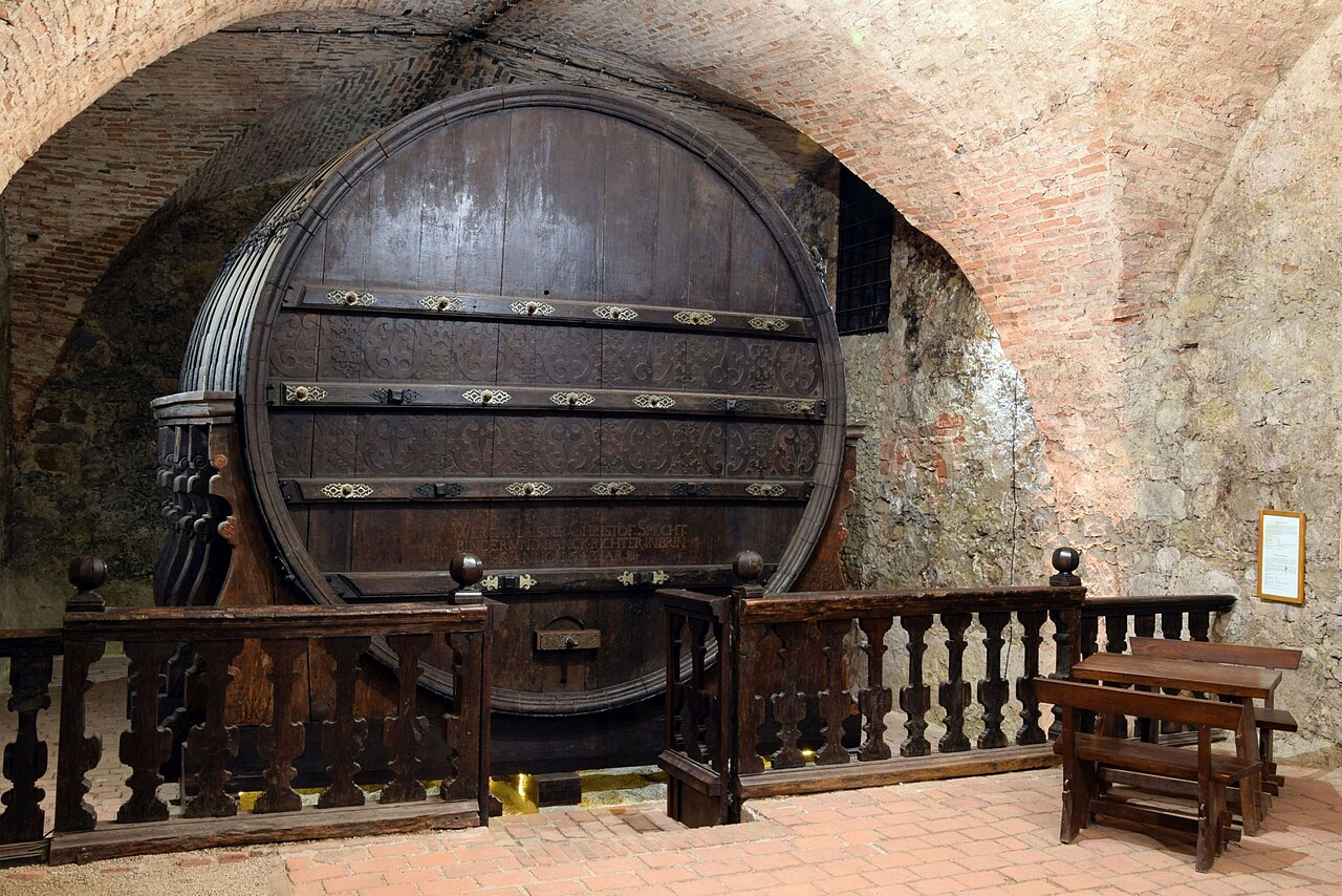 Obří desátkový vinný sud z roku 1643 ve sklepení zámku Mikulov