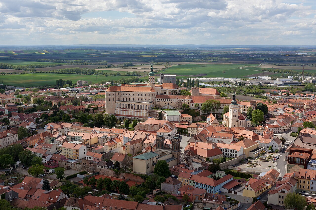 Pohled na Mikulov se zámkem ze Svatého kopečku