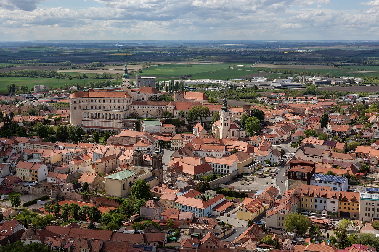 Zámek Mikulov s terasami a zahradou při pohledu shora ze Svatého kopečku