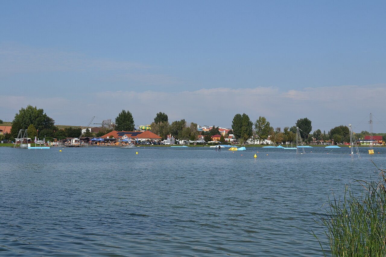 Velká laguna v kempu Merkur v Pasohlávkách s překážkami wakeparku a pláží v pozadí