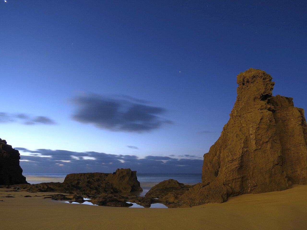 Skaly a piesok na Ponta da Calheta na Porto Santo za svitania