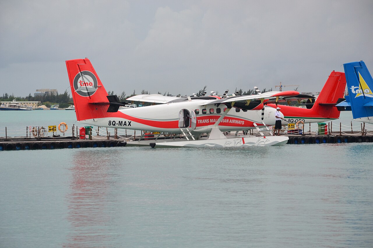 Hydroplány Trans Maldivian Airways typu Twin Otter zakotvené u plovoucího mola terminálu v Malé na Maledivách