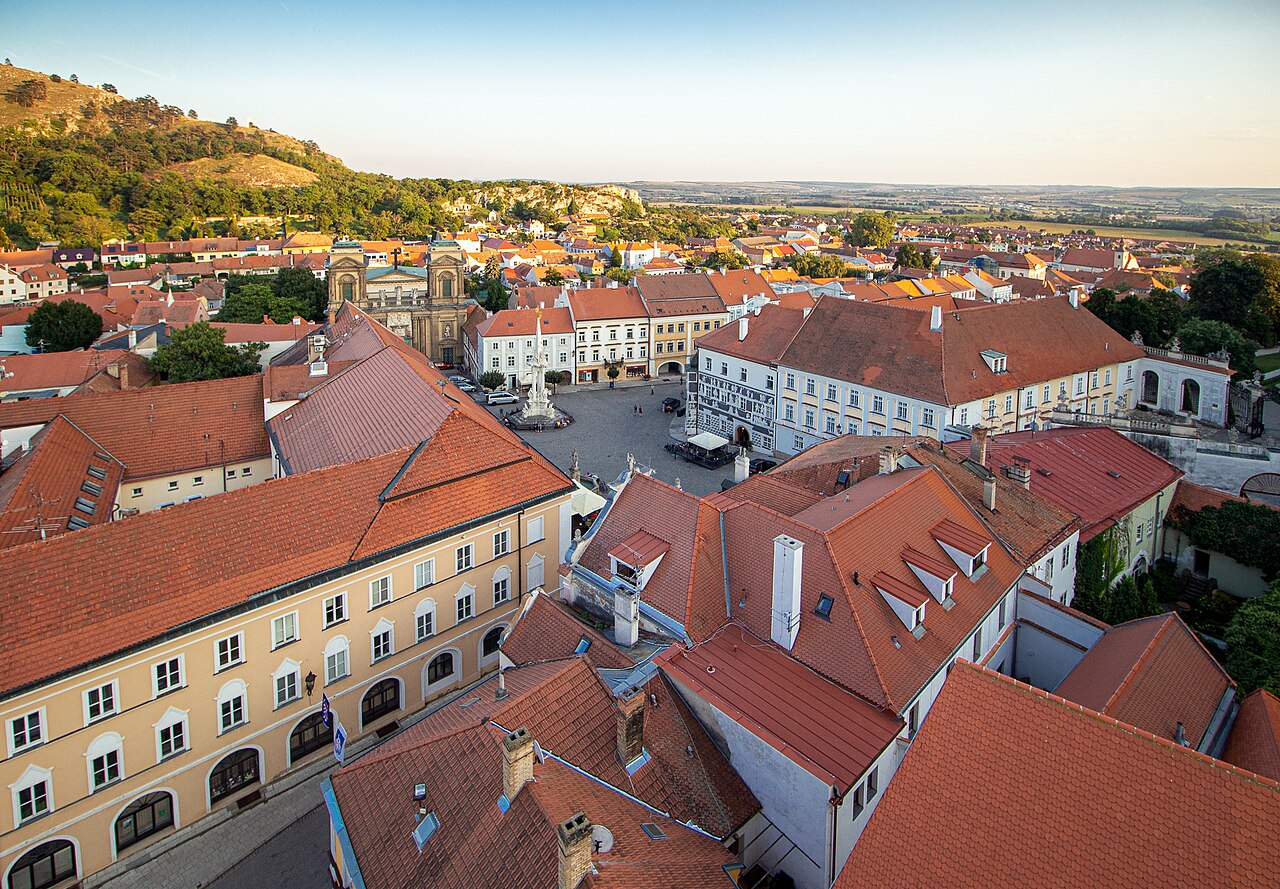 Pohled na historické centrum Mikulova a náměstí ze zámecké věže