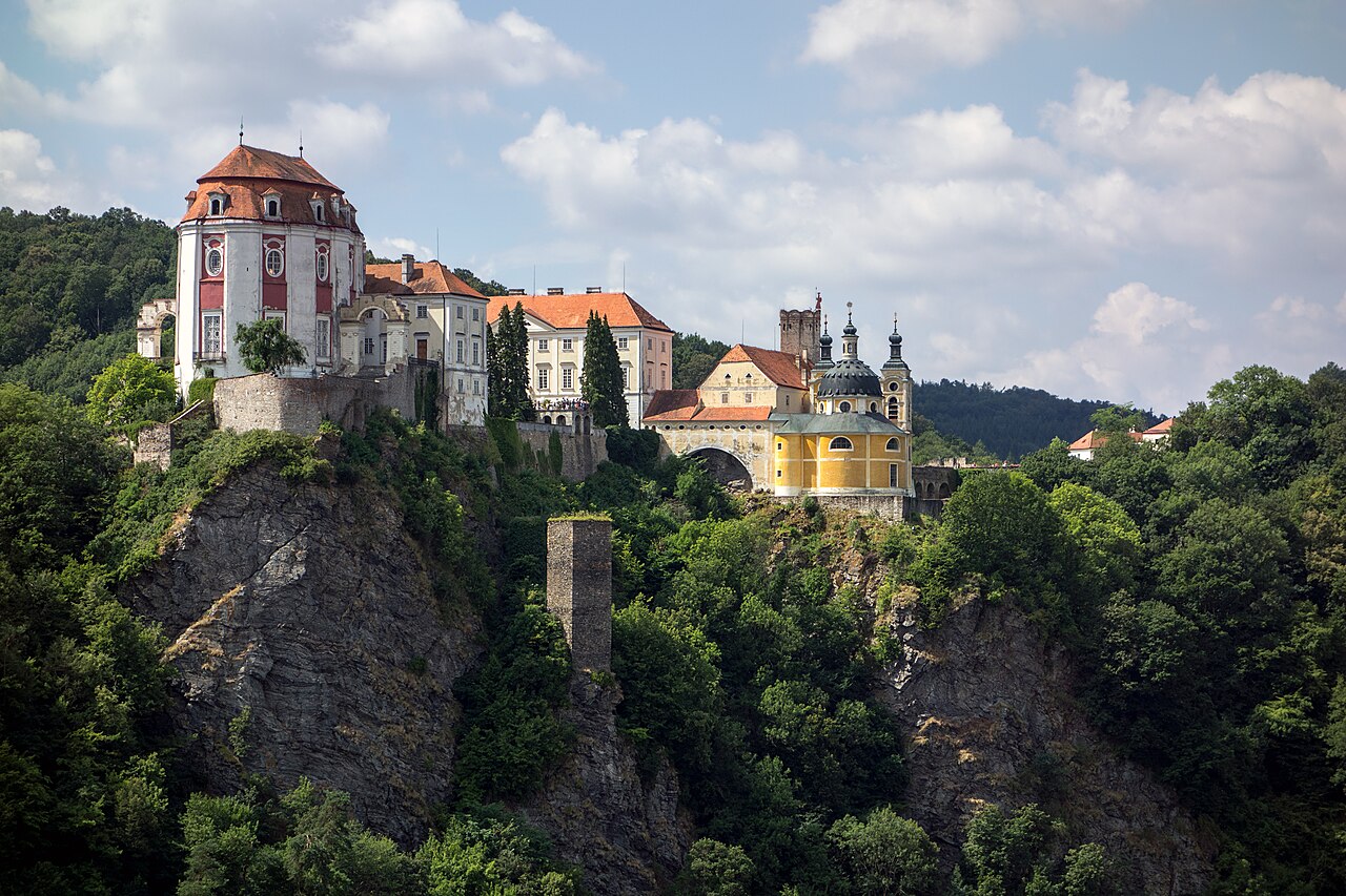 Barokní zámek Vranov nad Dyjí na skalním ostrohu nad údolím řeky Dyje