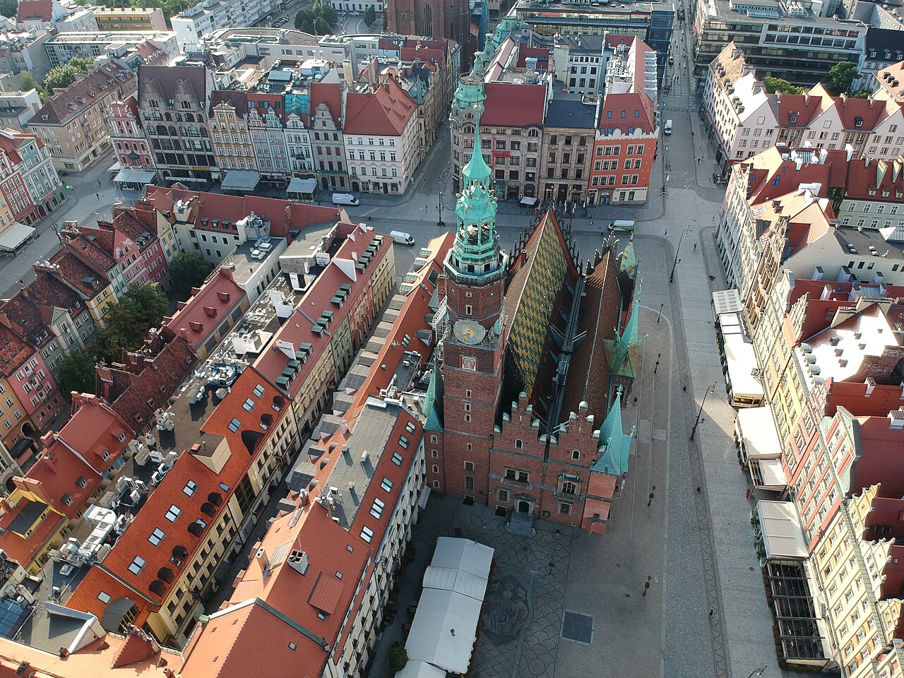 A wrocławi Rynek a régi városházával madártávlatból