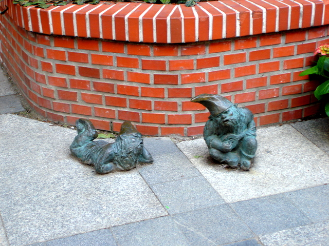 Bronztörpék a wrocławi járdán