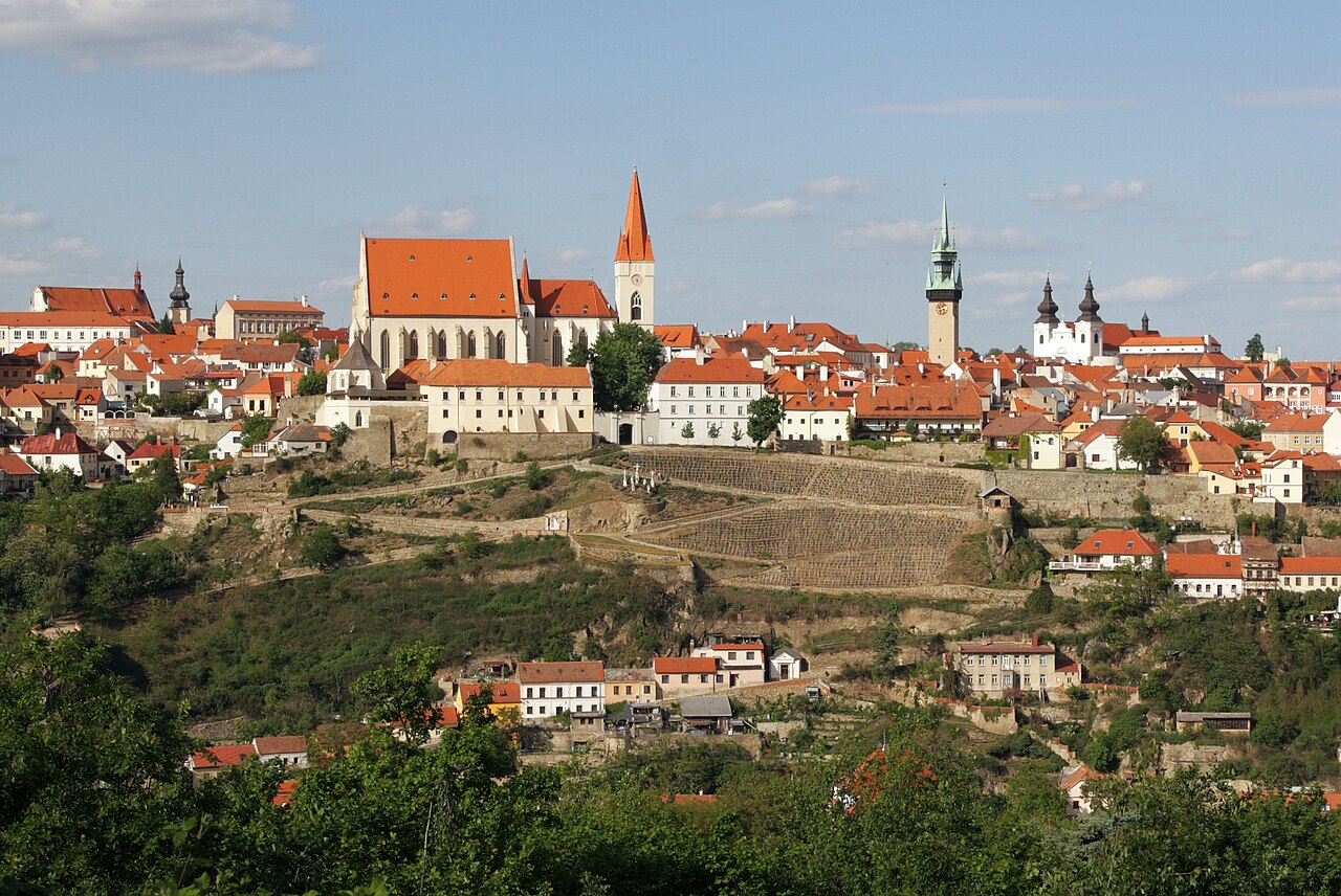 Panorama Znojma od jihu s kostelem svatého Mikuláše, radniční věží a vinicemi nad kaňonem Dyje