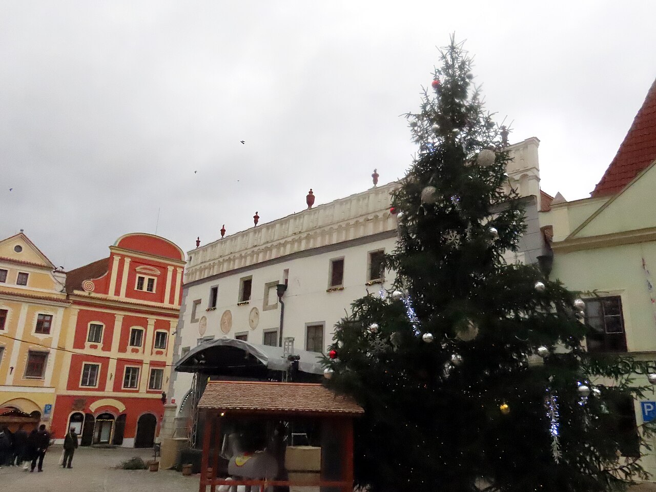 Vánoční strom a stánek s betlémem na náměstí Svornosti v Českém Krumlově