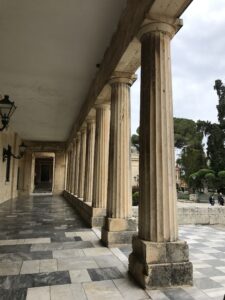 Columnata de un edificio neoclásico en Corfú ciudad