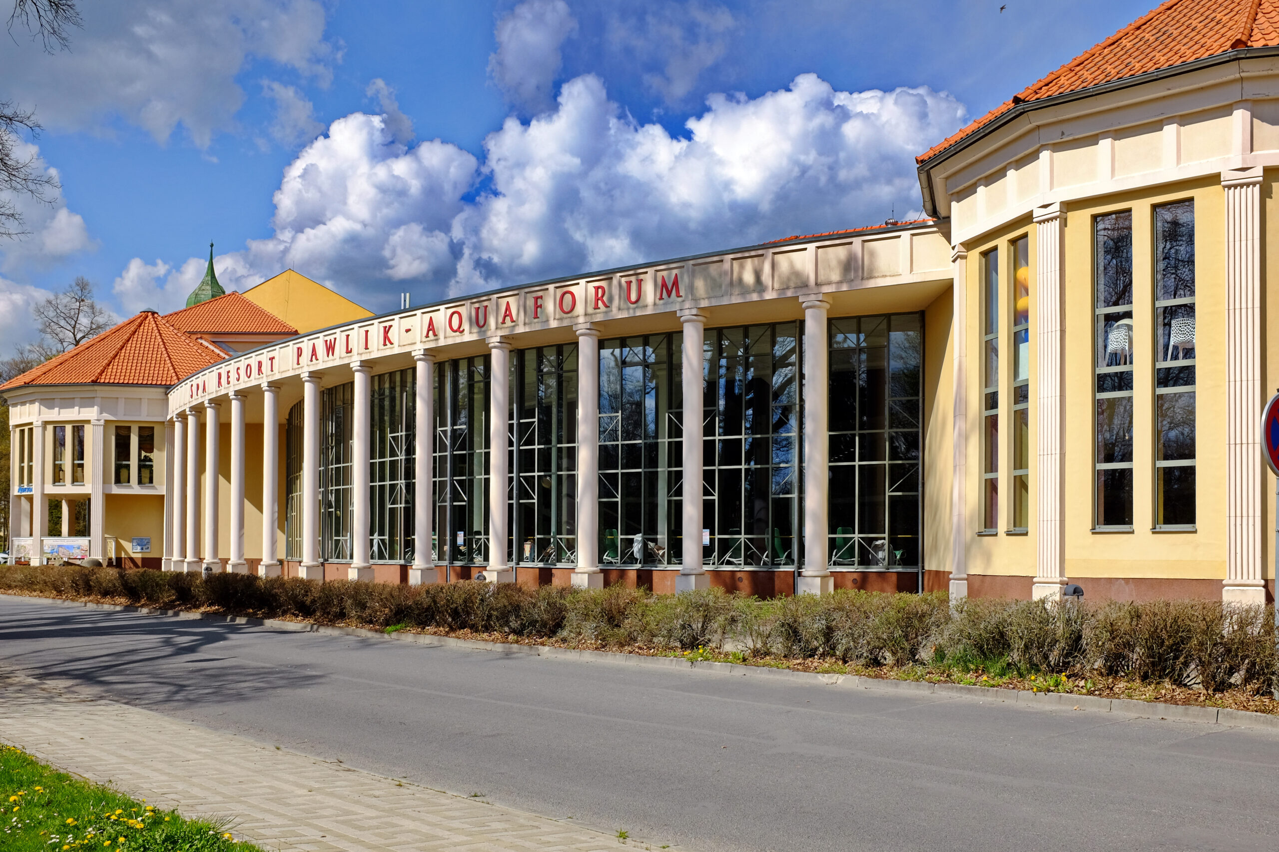 Budova Spa Resort Pawlik-Aquaforum ve Františkových Lázních s prosklenou kolonádou a nápisem na fasádě