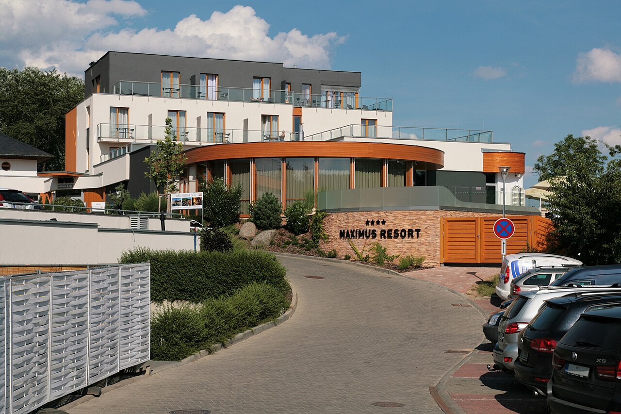 Budova hotelu Maximus Resort v Brně-Kníničkách s prosklenou rotundou wellness a nápisem u vjezdu