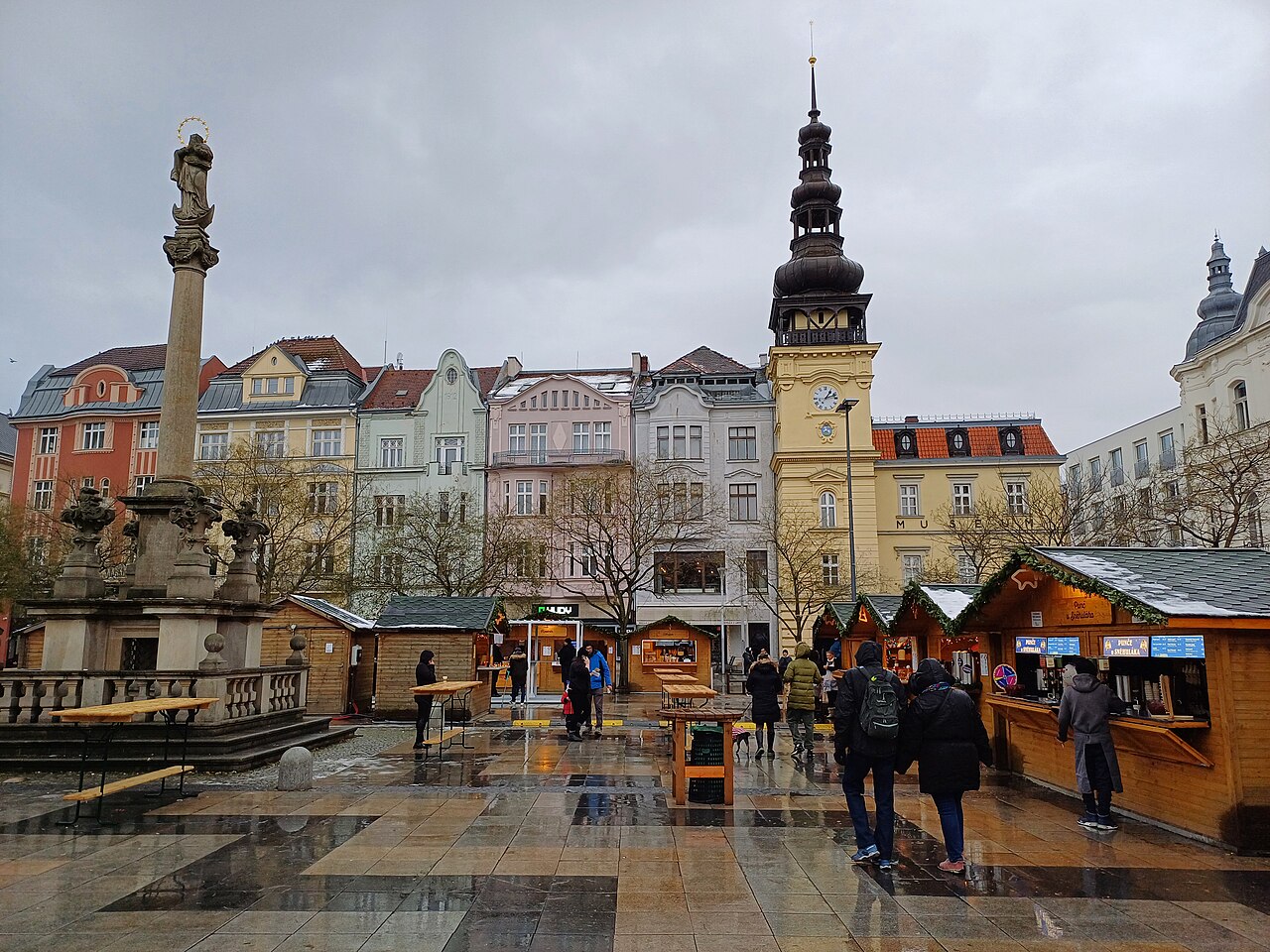 Vánoční stánky na Masarykově náměstí v Ostravě s Mariánským sloupem a věží Staré radnice