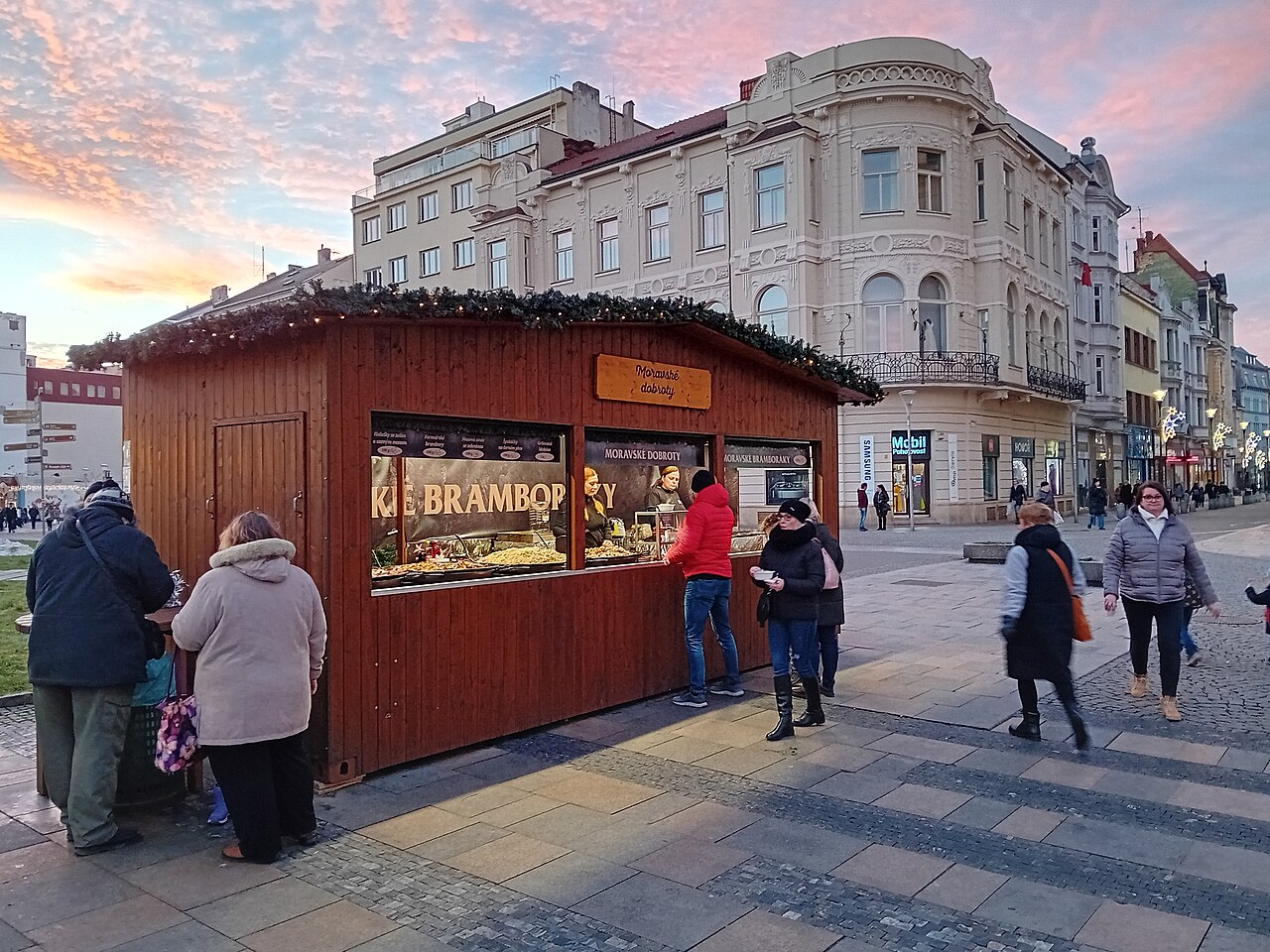 Dřevěný stánek s moravskými bramborovými dobrotami na vánočních trzích v Ostravě
