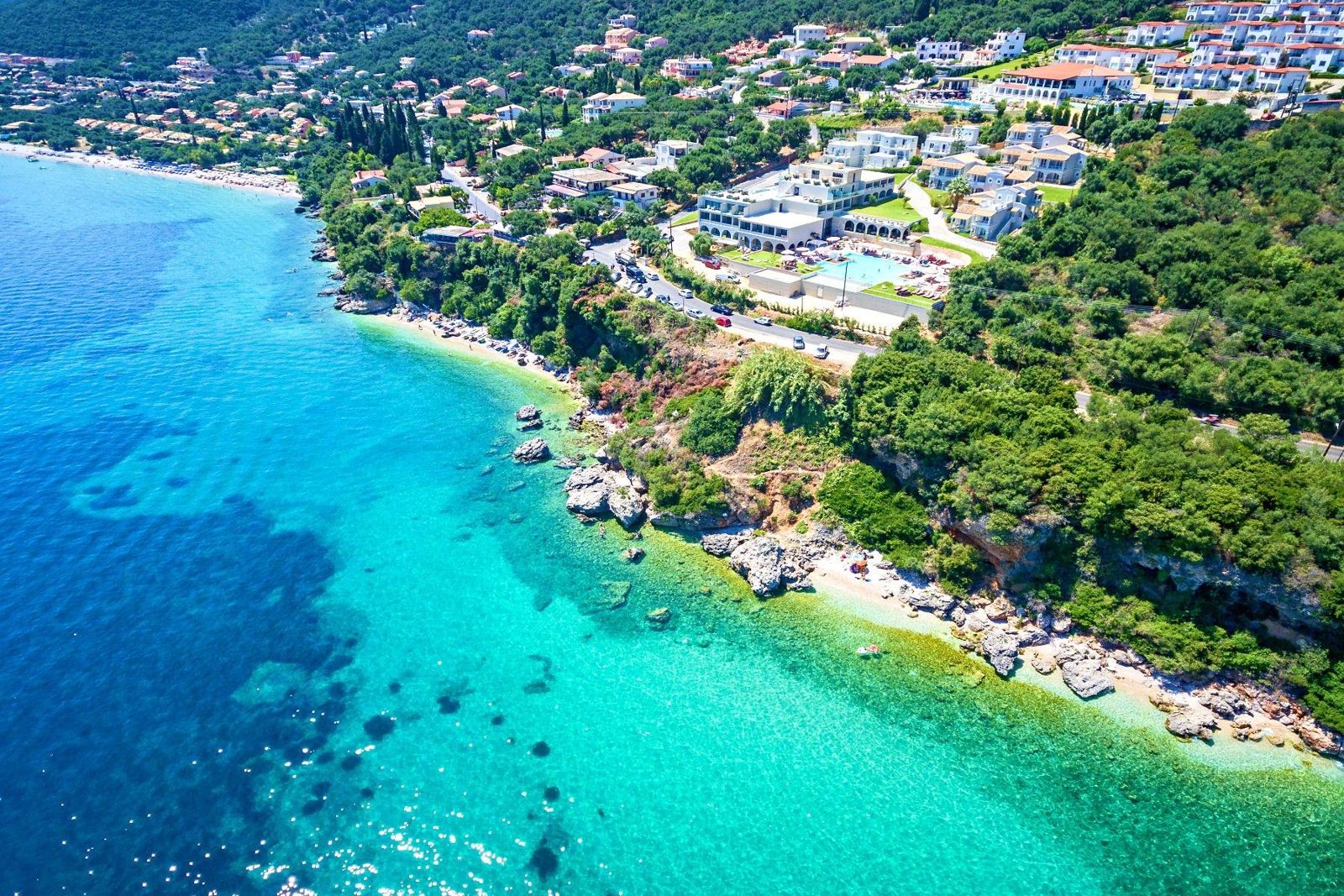 Hotel Golden Mare nad skalnatým pobřežím s malými zátokami u Barbati