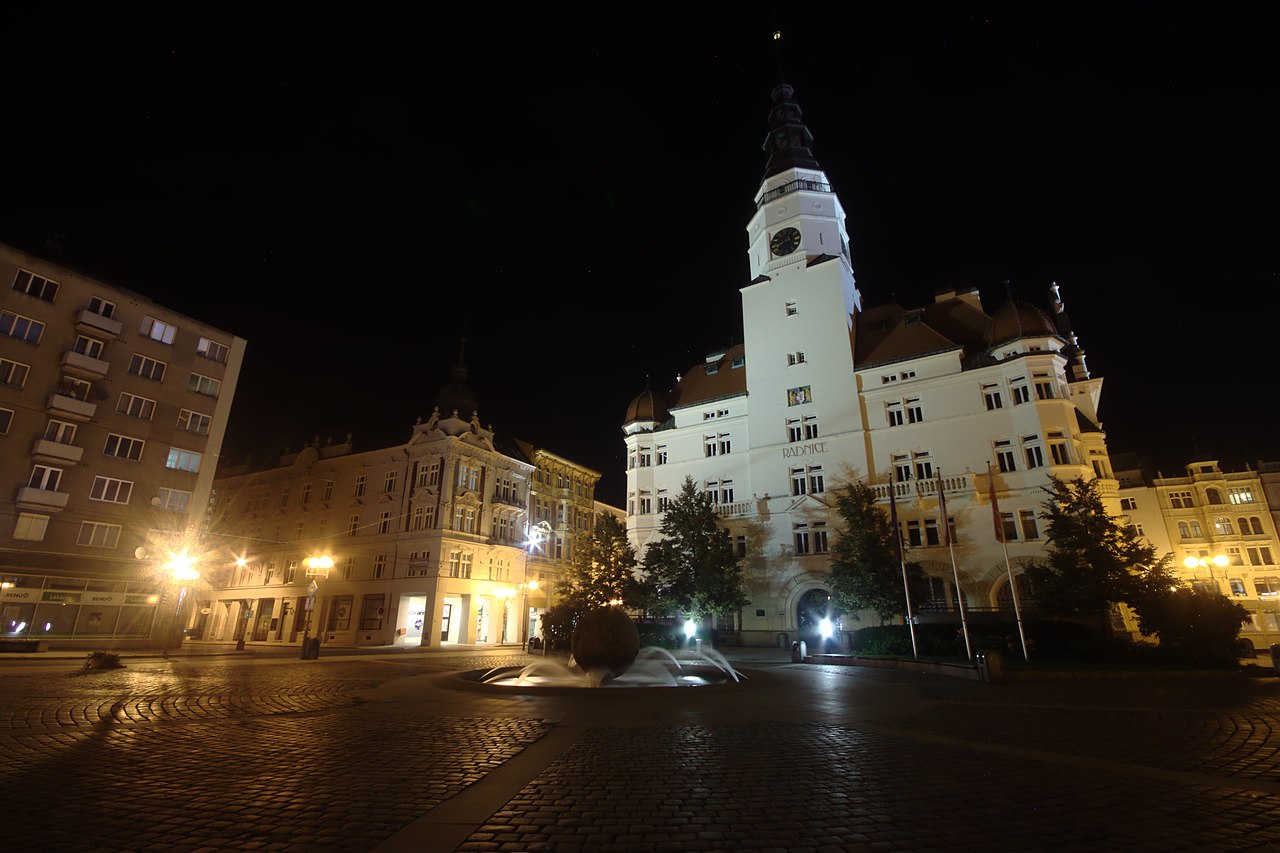 Osvětlená radnice s věží Hláska na Horním náměstí v Opavě v noci