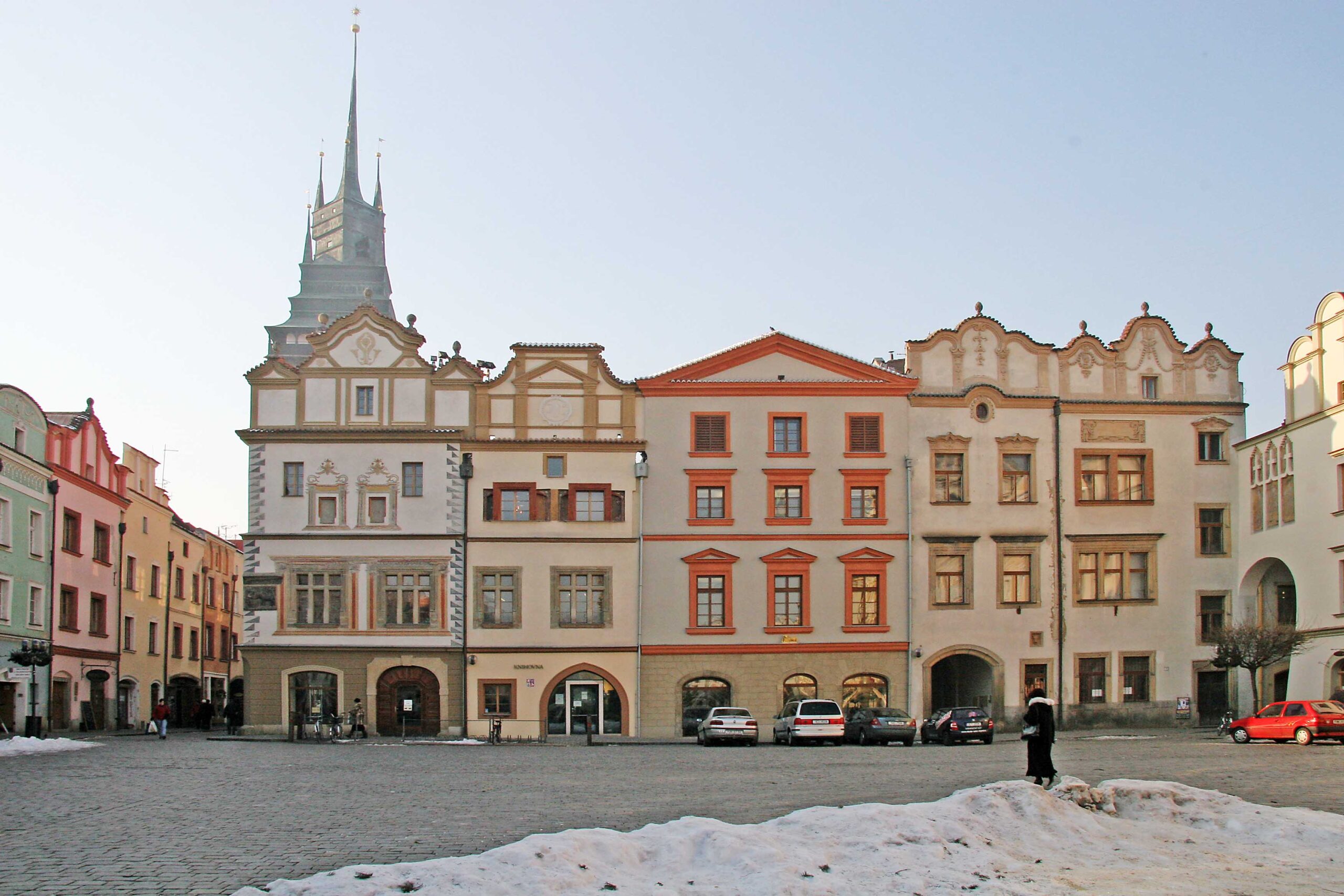 Pernštýnské náměstí v Pardubicích v zimě se zbytky sněhu, renesančními štítovými domy a věží Zelené brány