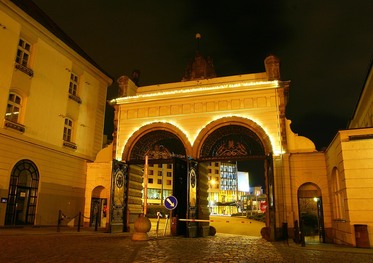 Jubilejní brána pivovaru Plzeňský Prazdroj s vánočním osvětlením v noci