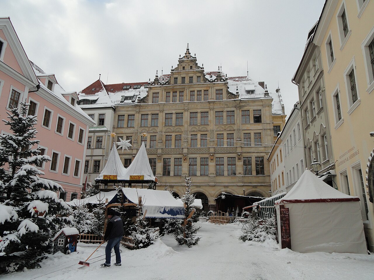 Zasněžený Untermarkt v Görlitzu se stany Slezského vánočního trhu před radnicí