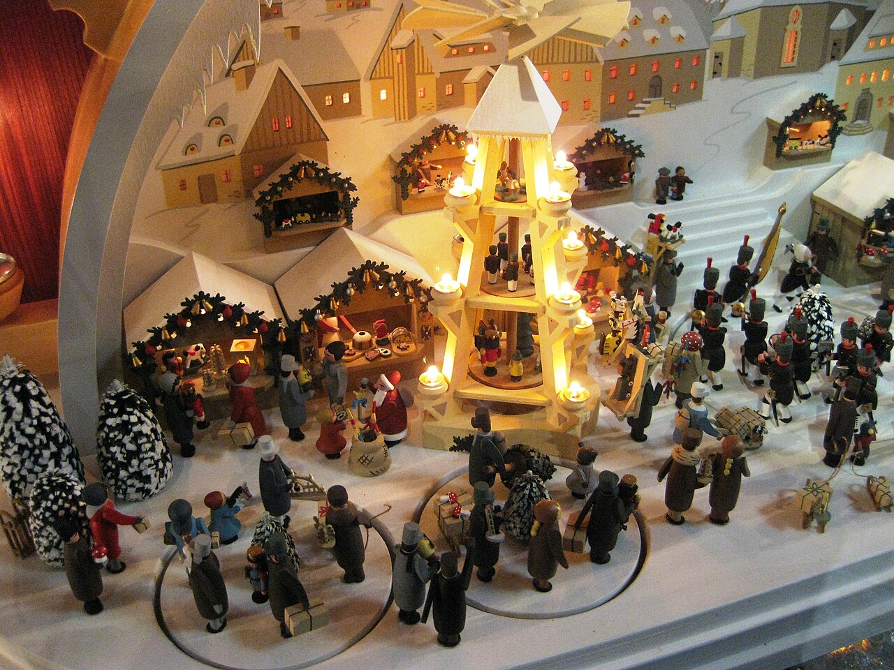 Dřevěný model vánočního trhu v Seiffenu s pyramidou, stánky a hornickými figurkami