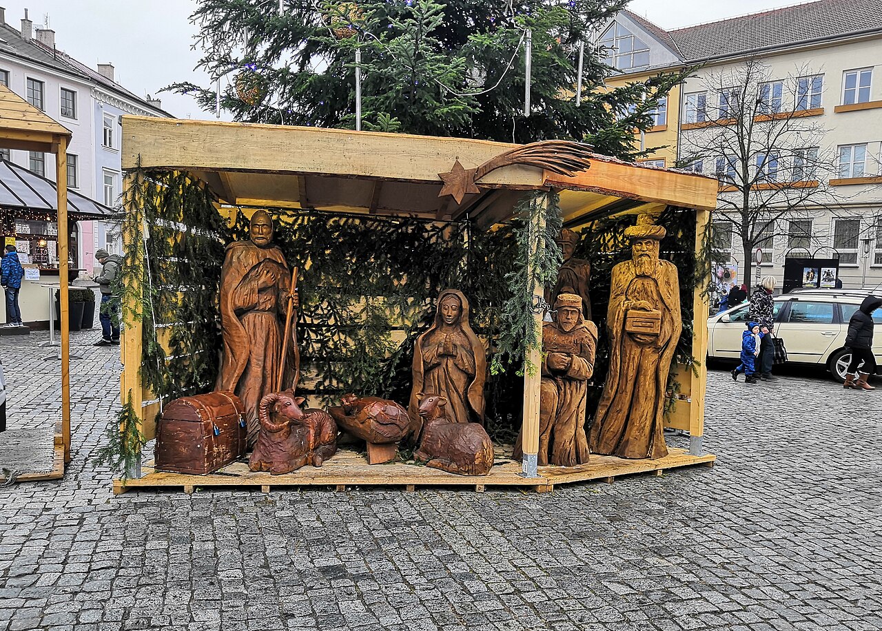 Dřevěný vyřezávaný betlém pod vánočním stromem na Masarykově náměstí v Uherském Hradišti